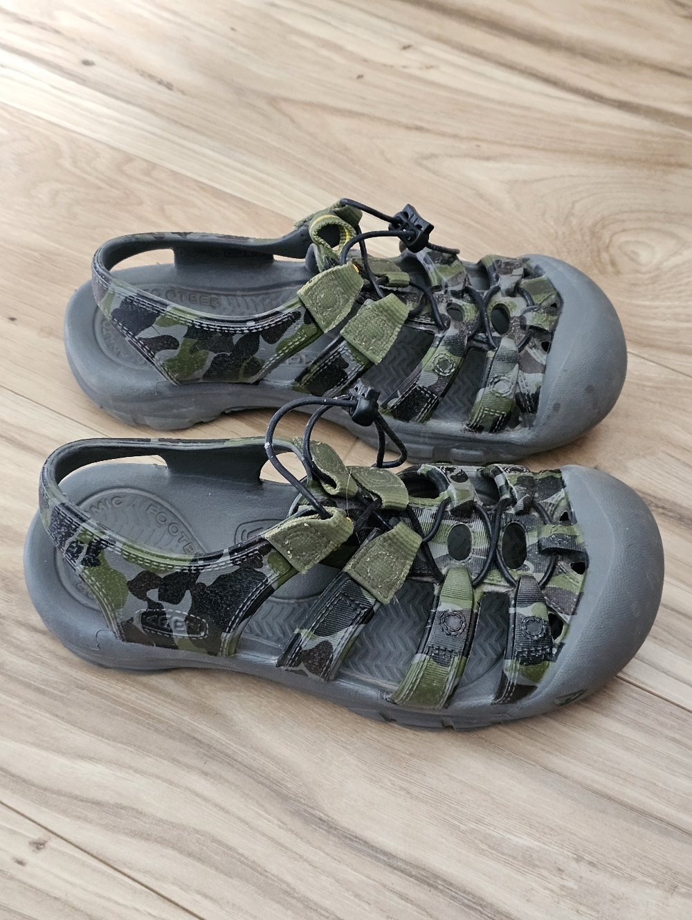 KEEN Big Boys Camo US Childs Size 4 Waterproof Outdoor Sports Shoes Size 4